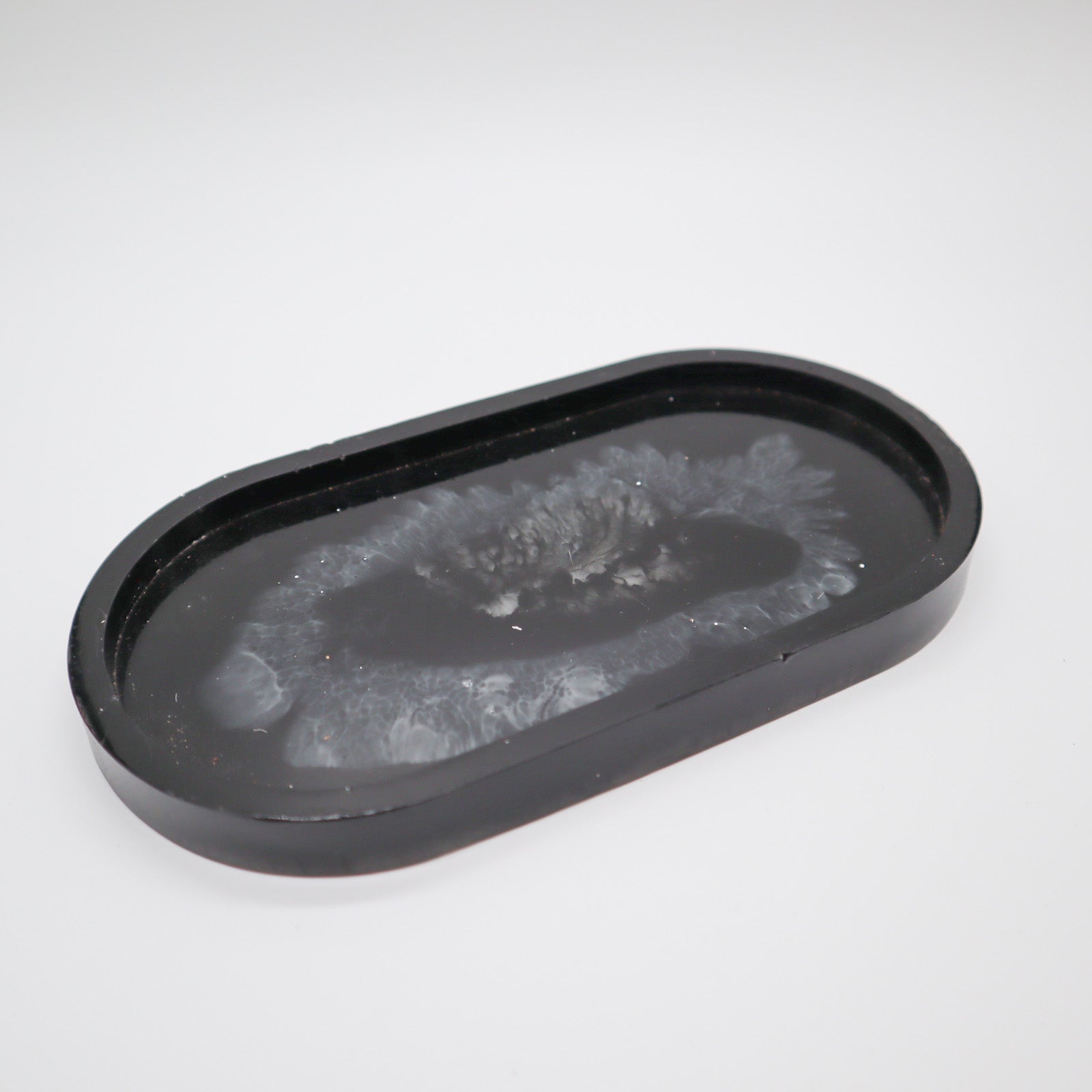 Kleines schwarzes Plateau mit weißen Details