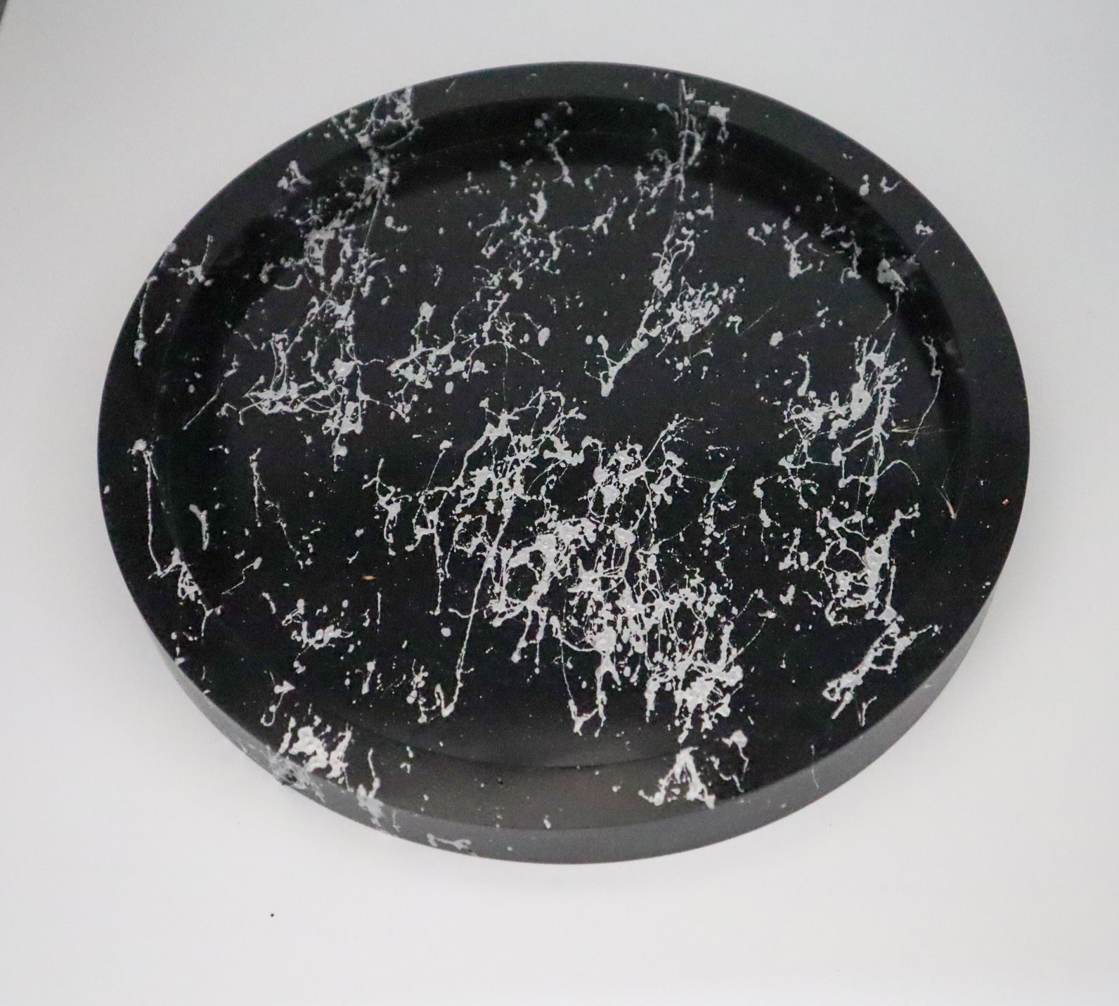 Rundes Plateau mit erhabenem Rand in Marmoroptik