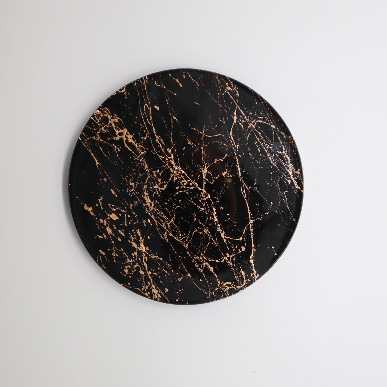 Kleines rundes Plateau aus schwarzem Marmor