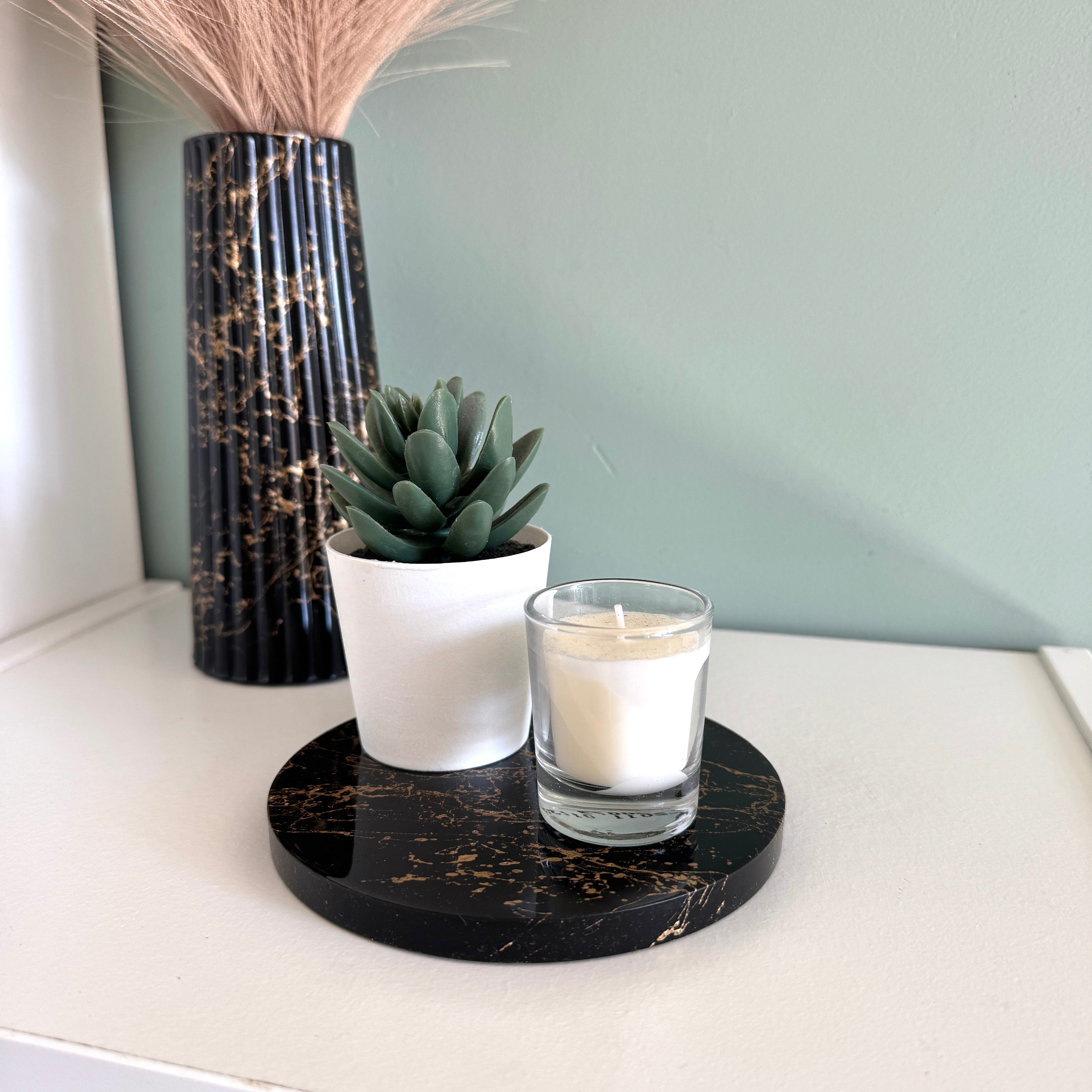 Kleines rundes Plateau aus schwarzem Marmor