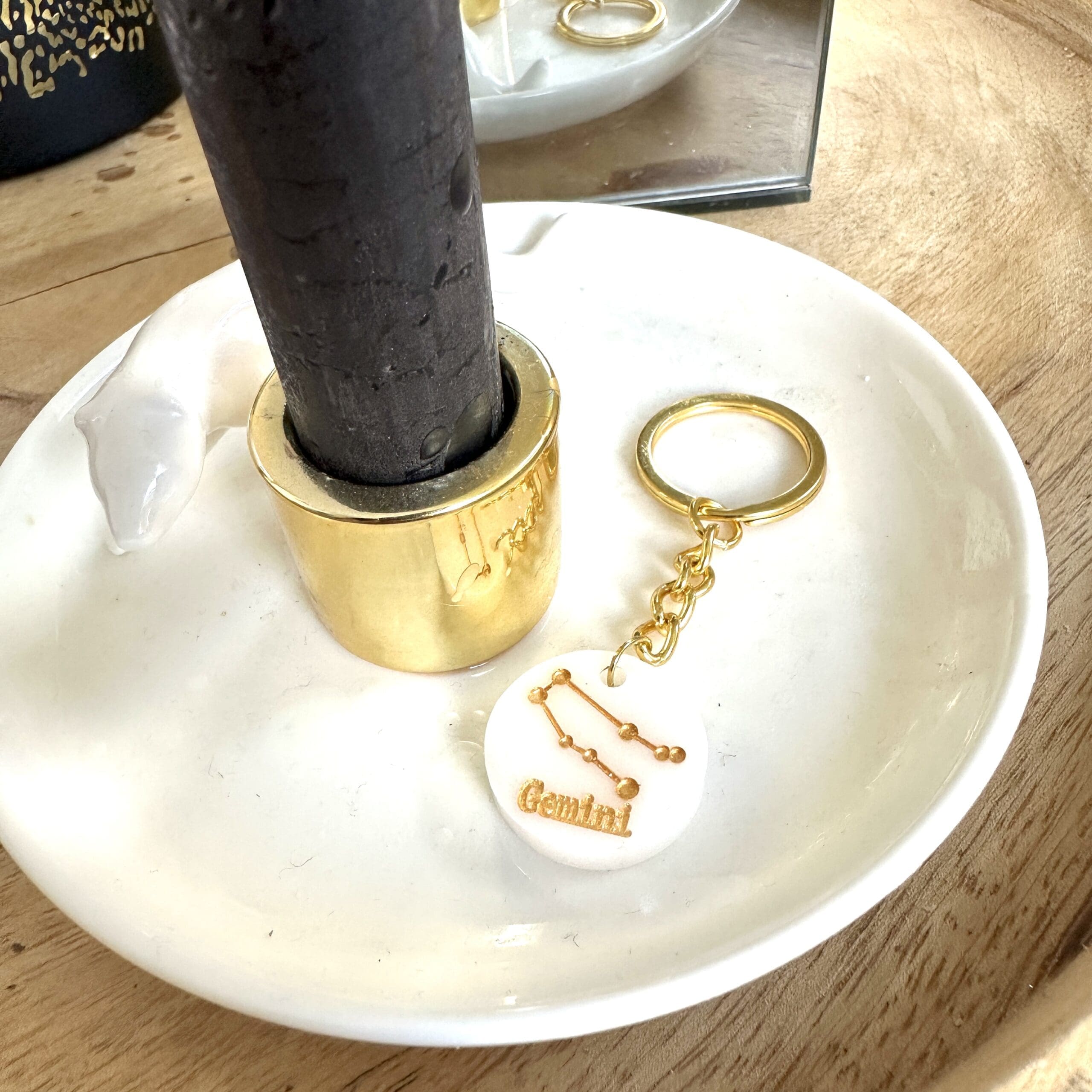 Weißer Sternzeichen-Schlüsselanhänger