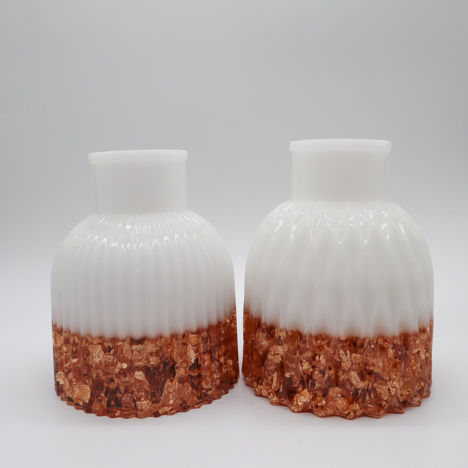 Twee decoratieve vazen wit met vlokken