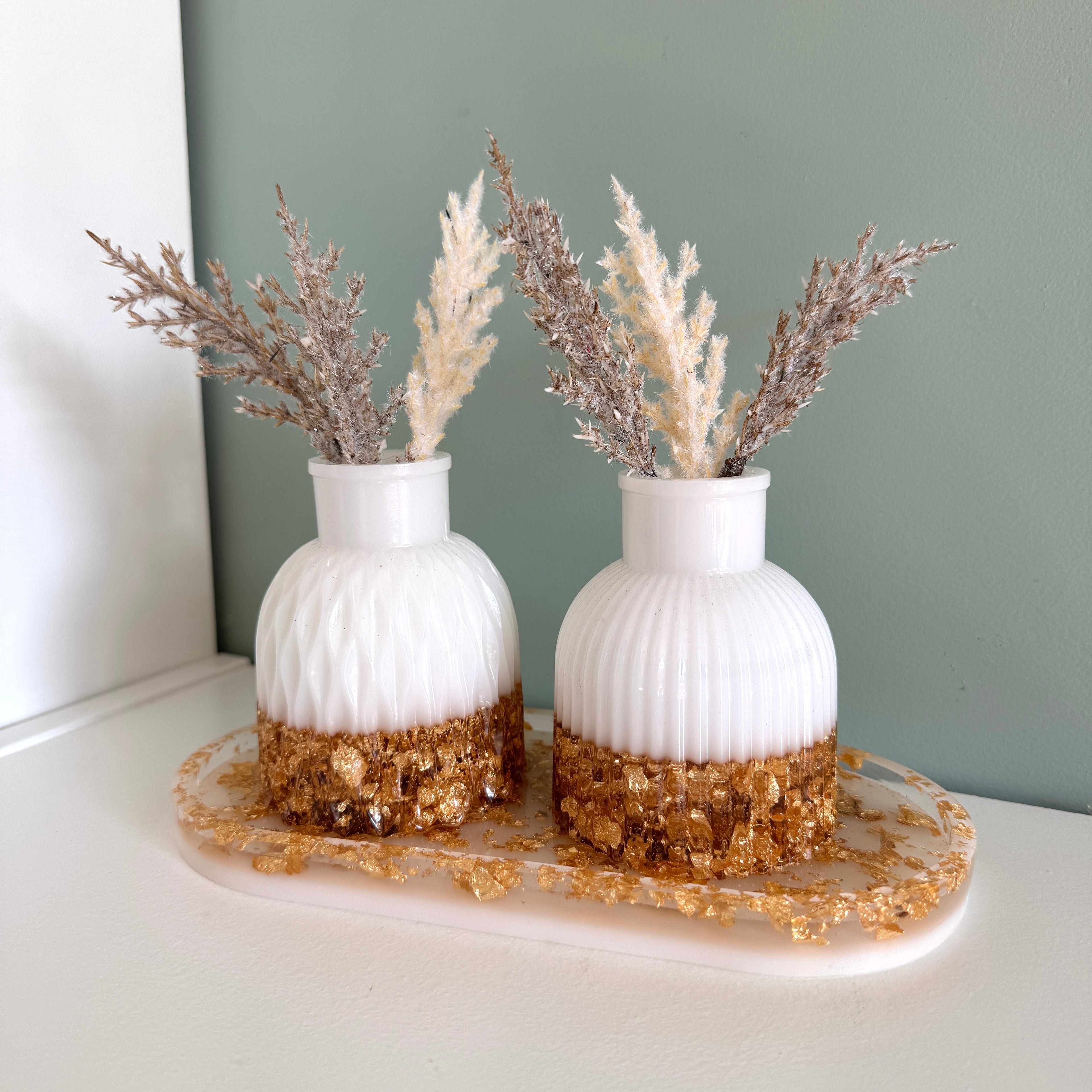 Twee decoratieve vazen wit met vlokken