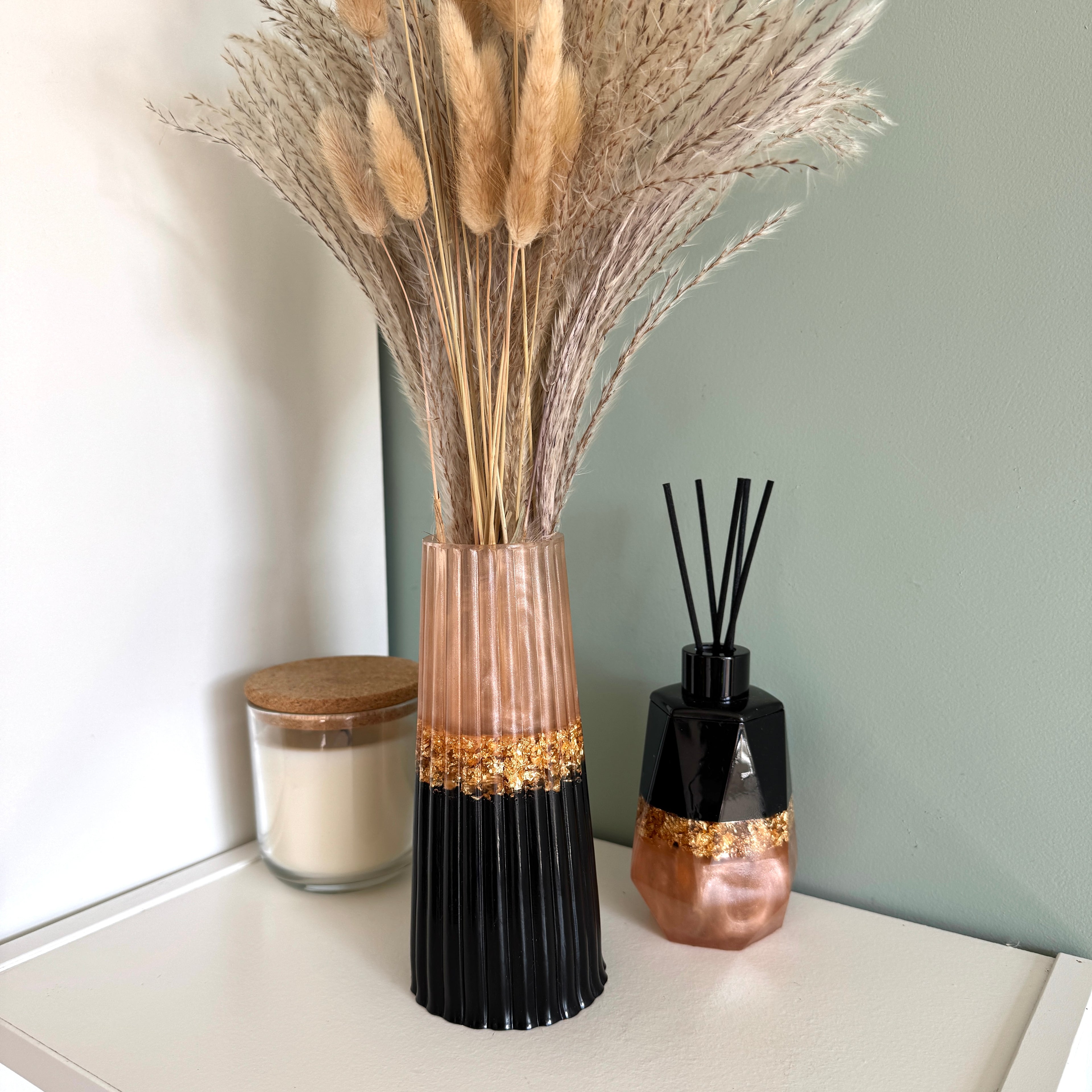 Hoge vaas champagne, goudvlokken en zwart