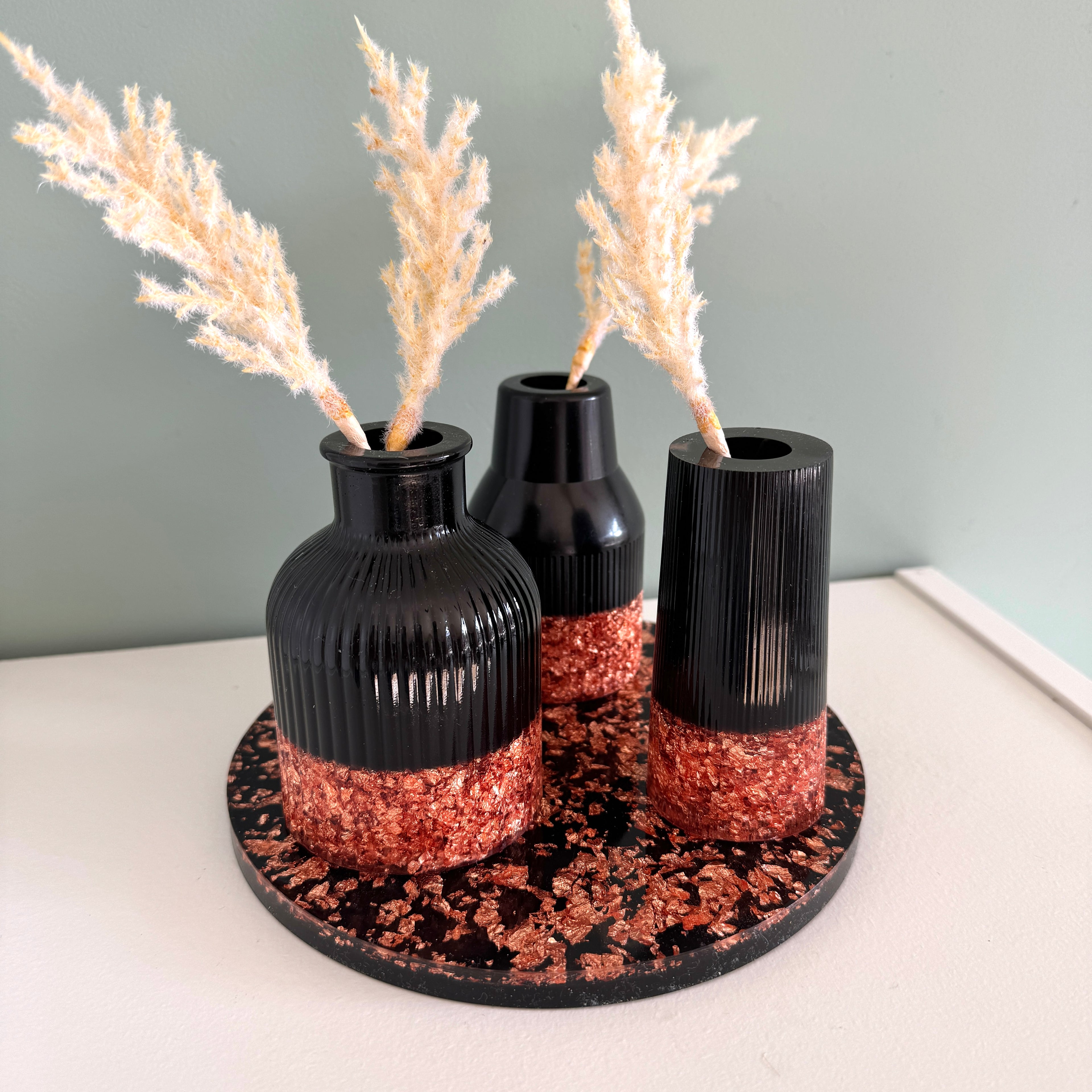 Drie decoratie vaasjes zwart met vlokken