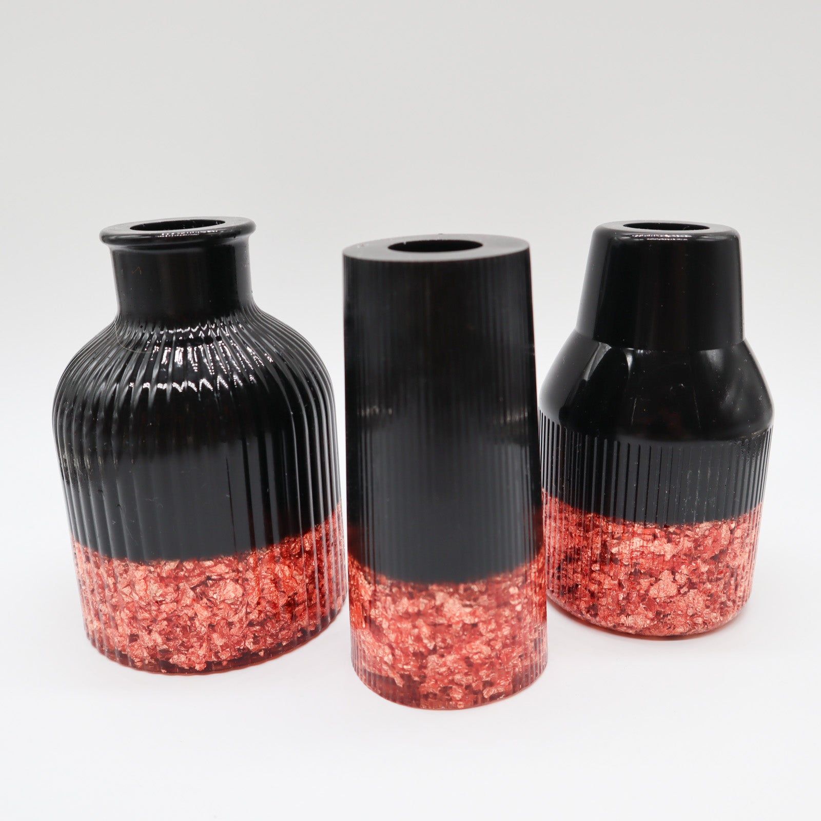 Drie decoratie vaasjes zwart met vlokken