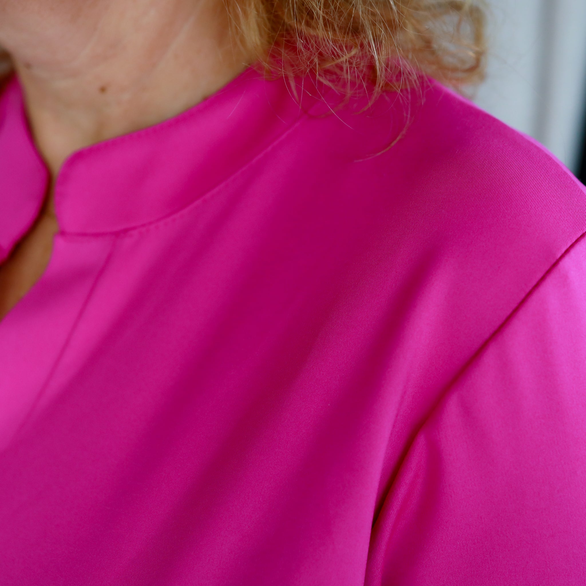 Lilafarbenes Kleid aus Reisestoff