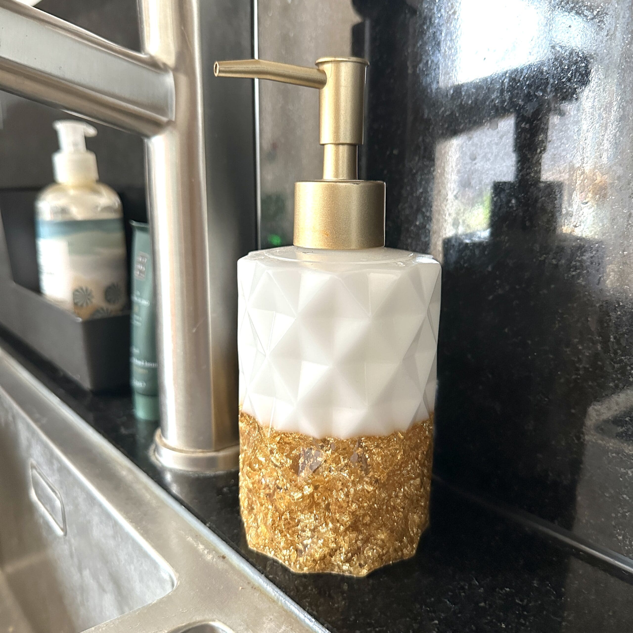 Wit met vlokken zeepdispenser