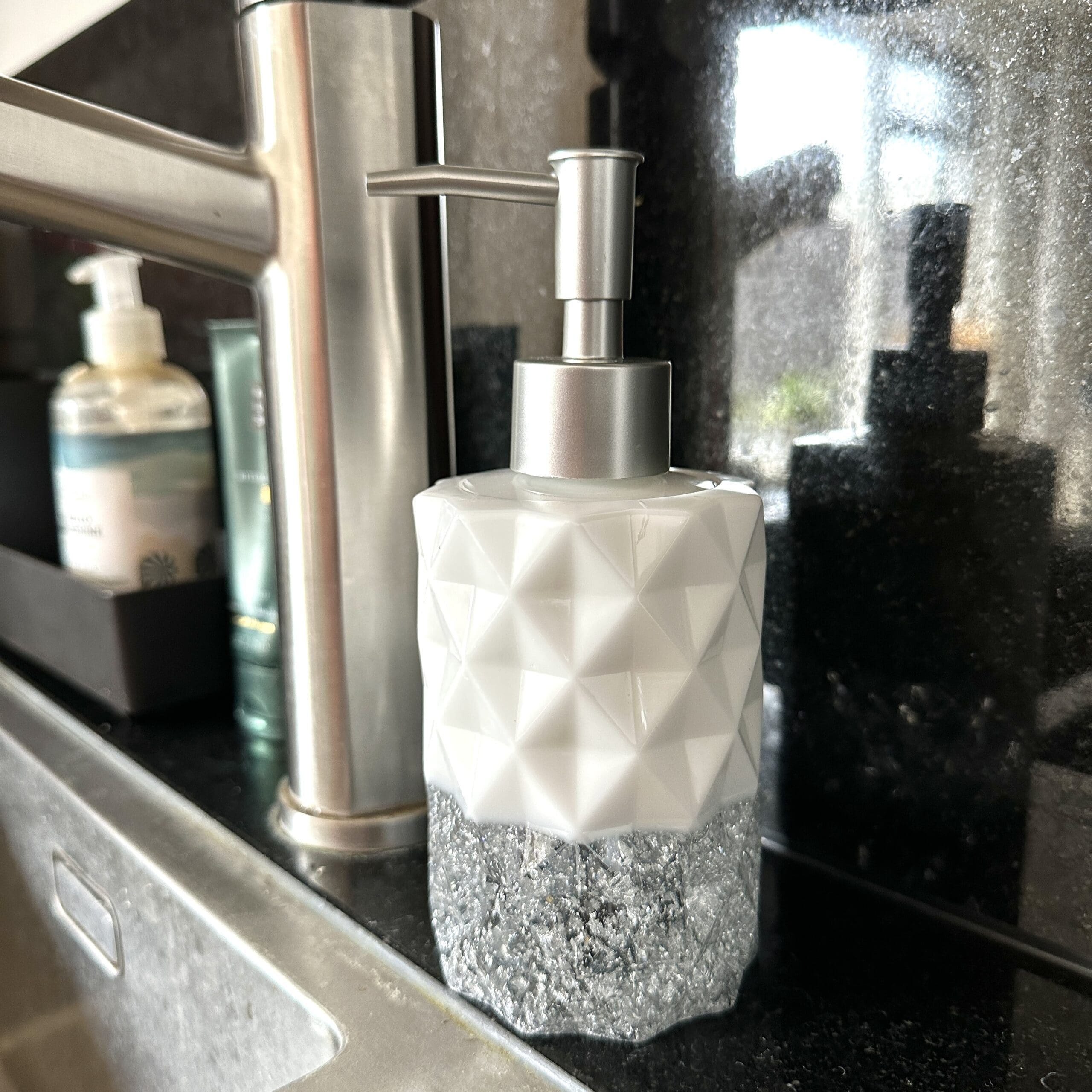 Wit met vlokken zeepdispenser