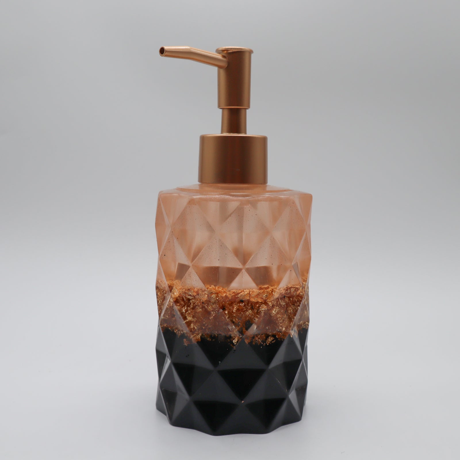 Champagne, goudvlokken en zwart zeepdispenser