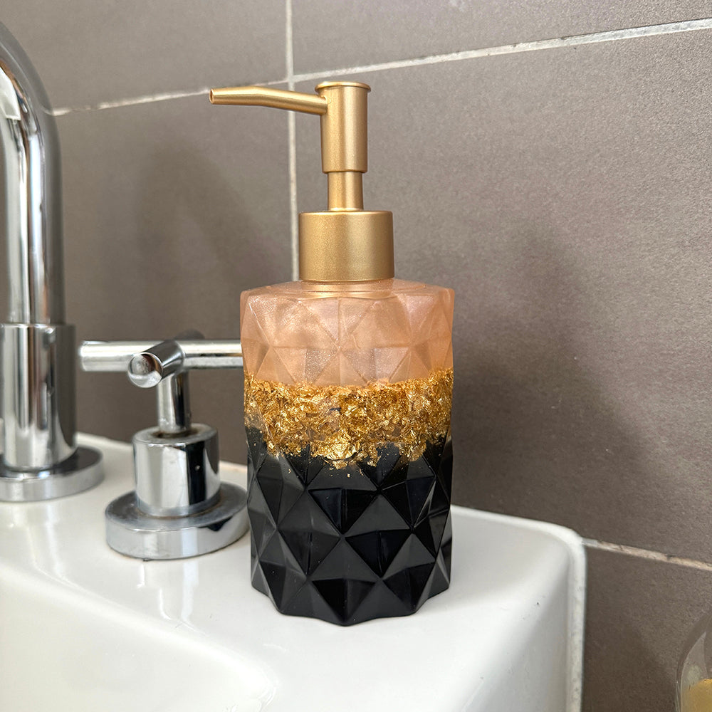 Champagne, goudvlokken en zwart zeepdispenser