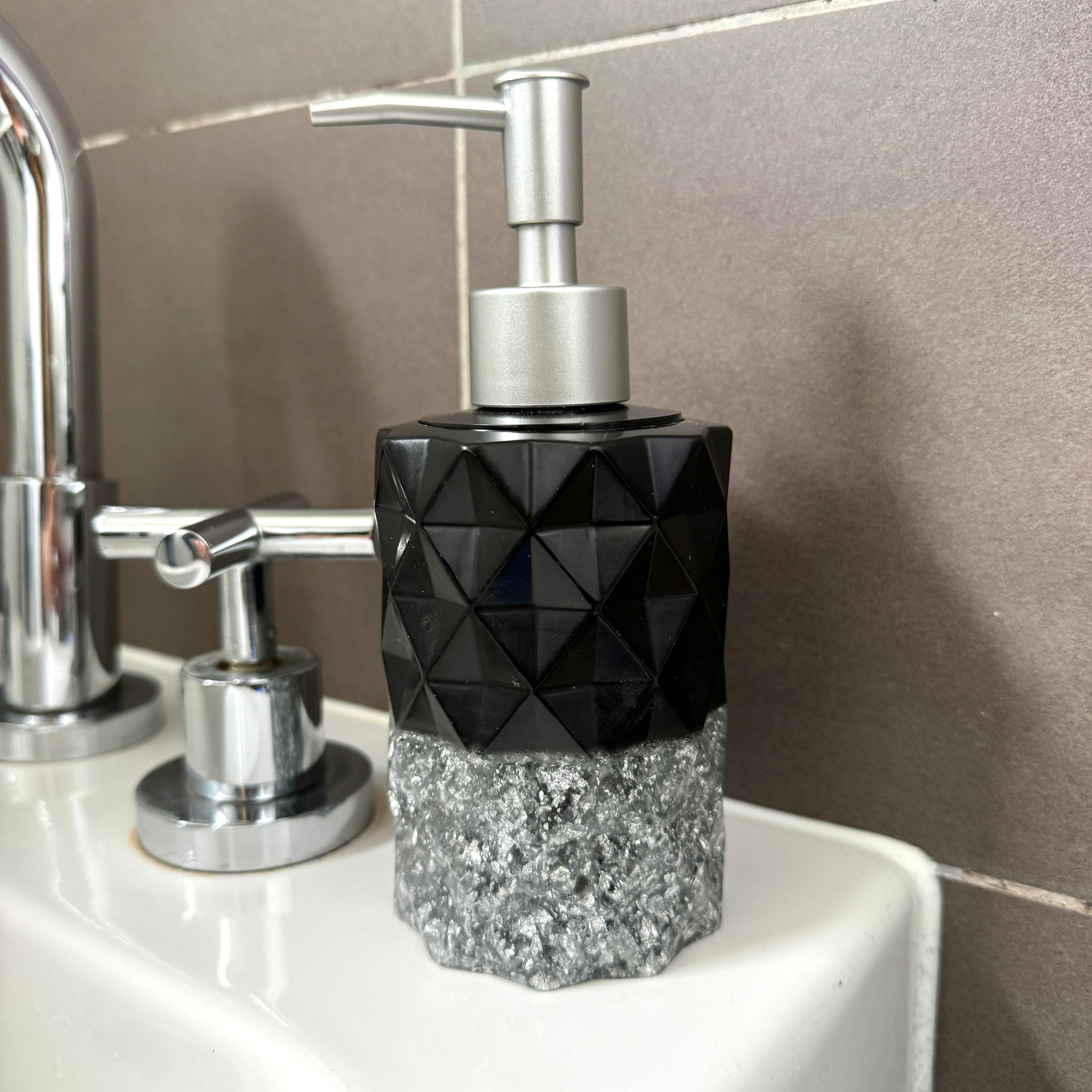 Zwart met vlokken zeepdispenser